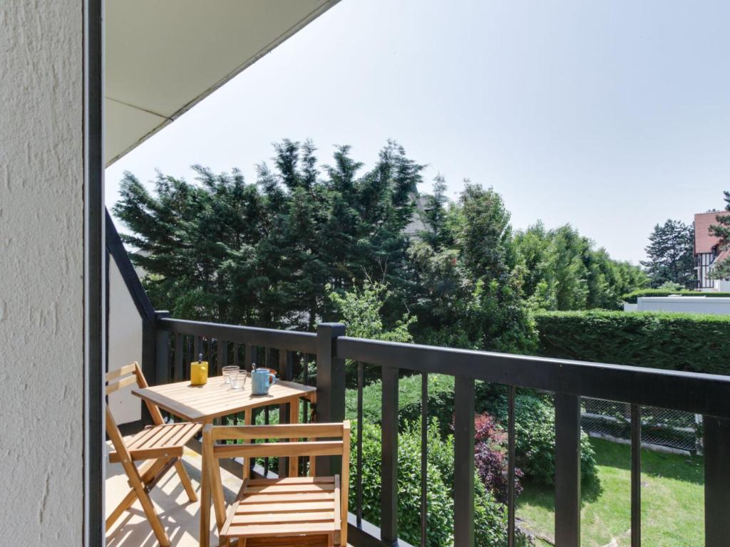 un patio avec une table et des chaises sur un balcon dans l'établissement Studio Les Prairies by Interhome, à Deauville