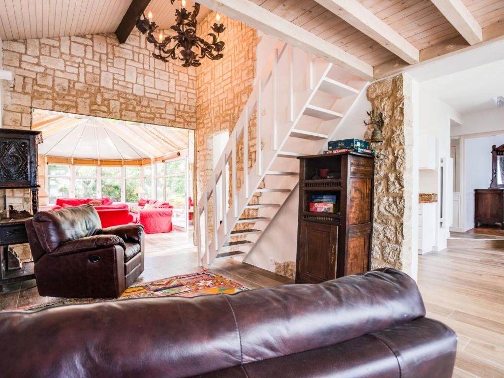uma sala de estar com um sofá de couro e escadas em Holiday Home Villa Pieds Dans l'Eau Enez Thinic by Interhome em Saint-Pierre-Quiberon