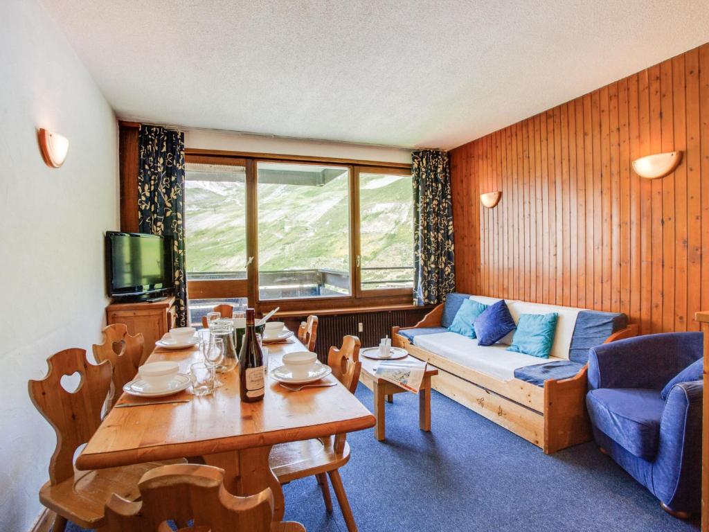 een woonkamer met een bank en een tafel bij Apartment Le Schuss - Val Claret-5 by Interhome in Tignes