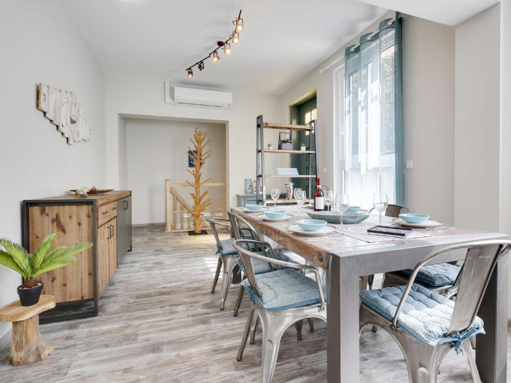 uma sala de jantar com mesa e cadeiras em Apartment Terre et Mer-1 by Interhome em Arcachon