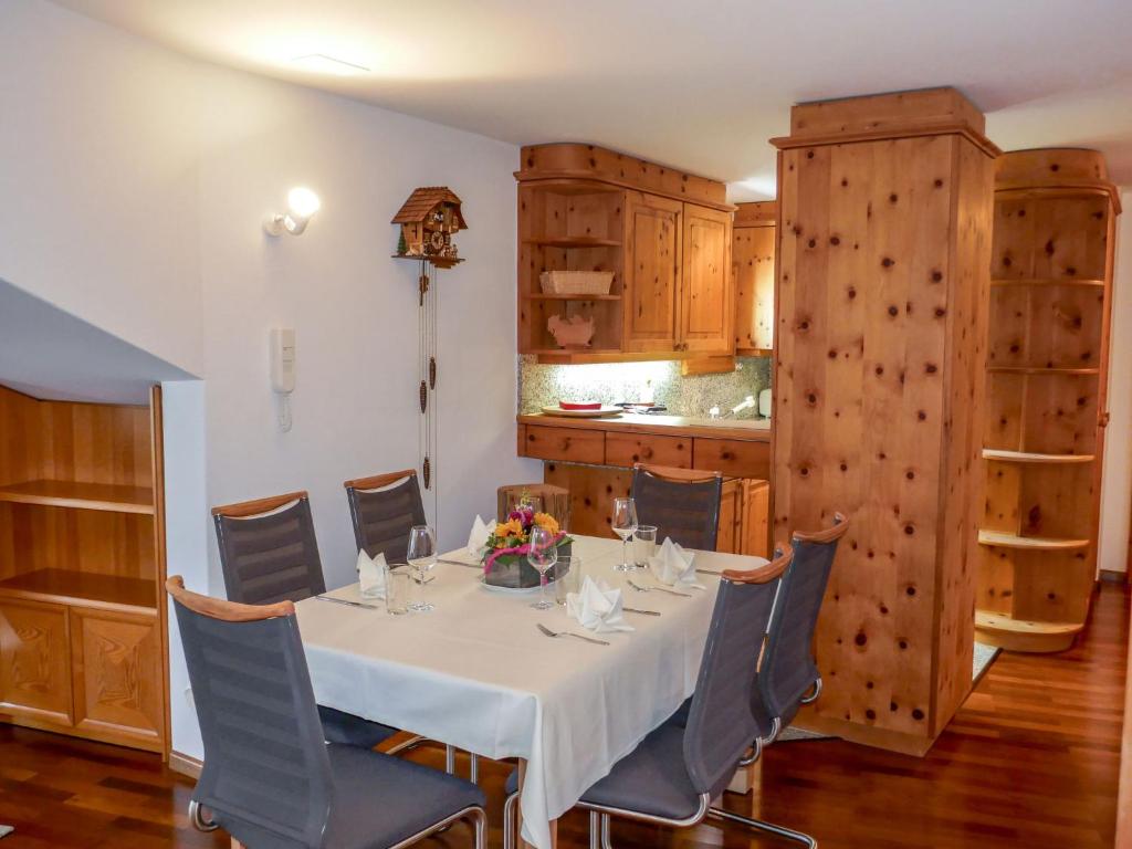 una sala da pranzo con tavolo e sedie e una cucina di Apartment Chesa Polaschin E - E21 - Sils by Interhome a Sils Maria