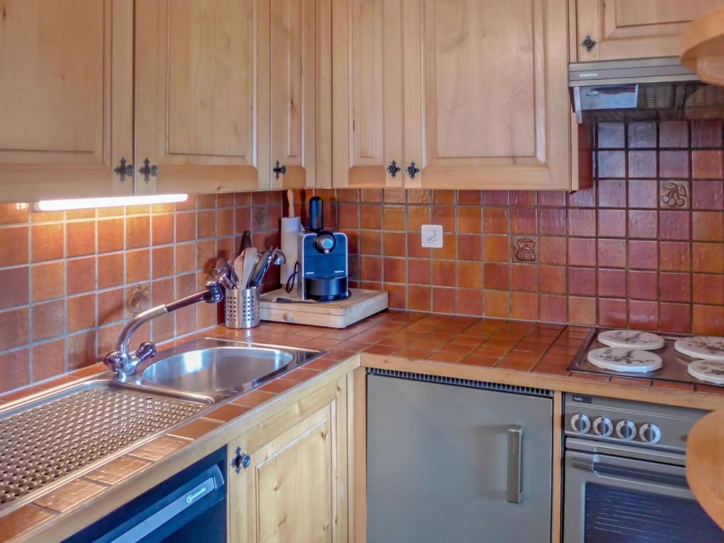Kuchyň nebo kuchyňský kout v ubytování Apartment Orchidée 111 by Interhome