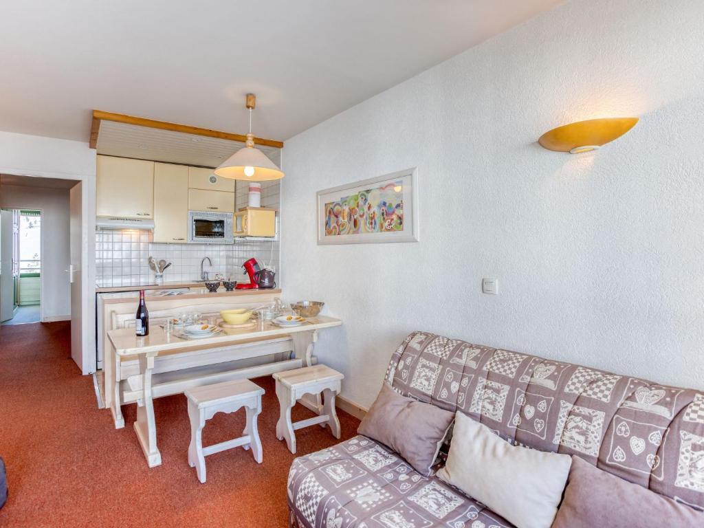 un salon avec un canapé et une cuisine dans l'établissement Apartment Le Curling A - Val Claret-20 by Interhome, à Tignes