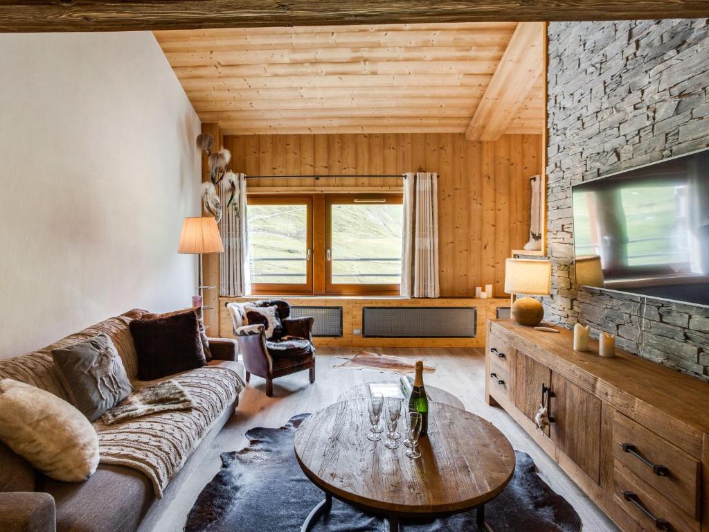 sala de estar con sofá y mesa en Apartment Grand Roc - Val Claret-2 by Interhome, en Tignes