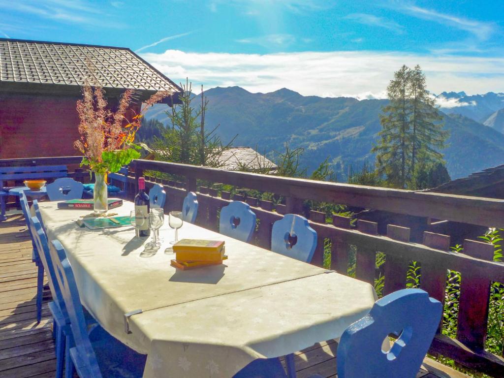 d'une table sur un balcon avec vue sur les montagnes. dans l'établissement Apartment Djabò 1er by Interhome, à Verbier