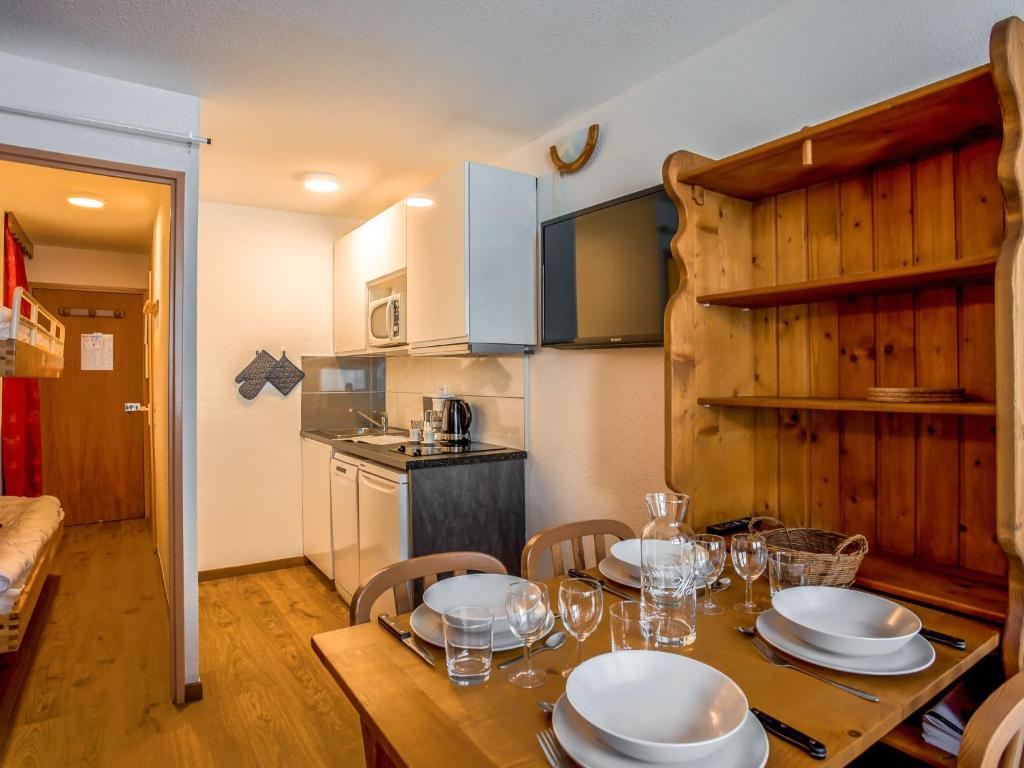 une cuisine et une salle à manger avec une table et des chaises dans l'établissement Studio Rond Point des Pistes - Val Claret-12 by Interhome, à Tignes