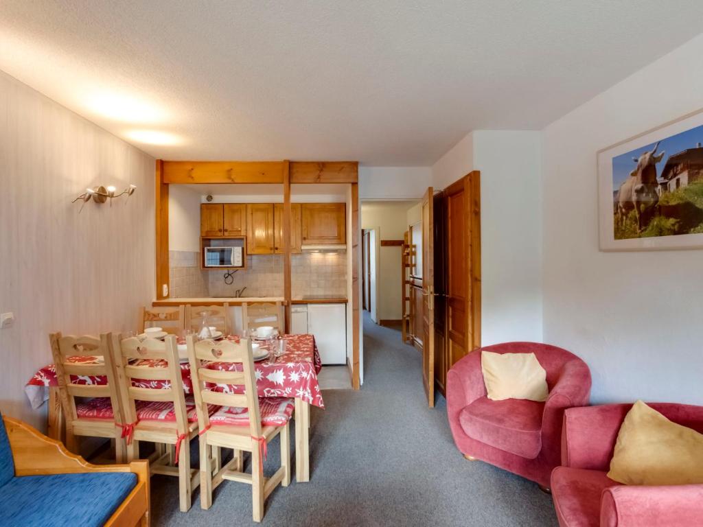 une cuisine et une salle à manger avec une table et des chaises dans l'établissement Apartment Le Schuss - Val Claret-6 by Interhome, à Tignes