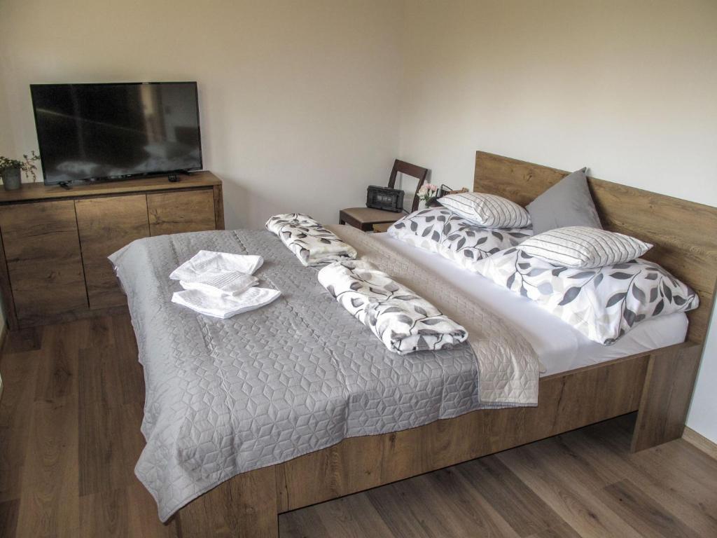 Postel nebo postele na pokoji v ubytování Chalet Srub Kuří by Interhome