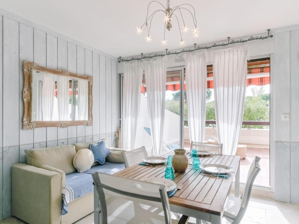 un salon avec une table et un canapé dans l'établissement Studio Le Méridien by Interhome, au Grau-du-Roi