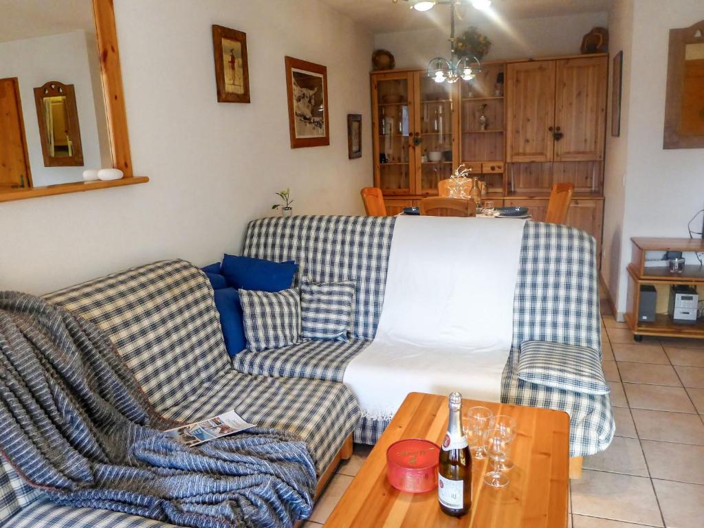 - un salon avec deux canapés et un lit dans l'établissement Apartment L'Espace Montagne-15 by Interhome, à Chamonix-Mont-Blanc