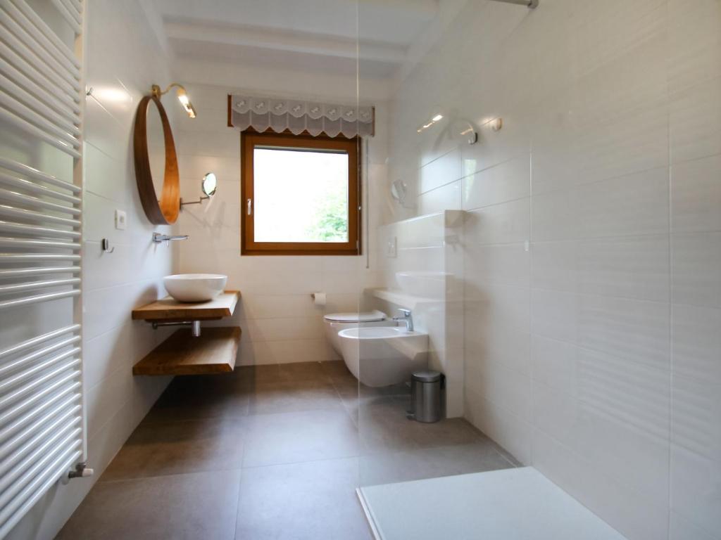 A bathroom at Holiday Home Gemma by Interhome