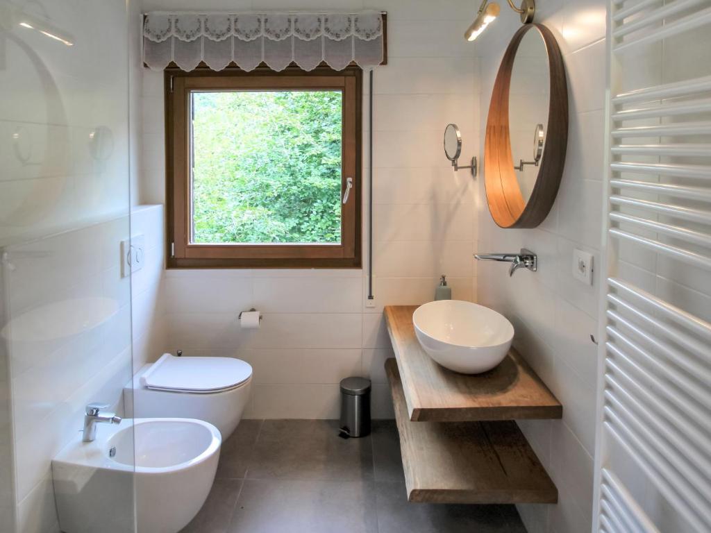 A bathroom at Holiday Home Gemma by Interhome