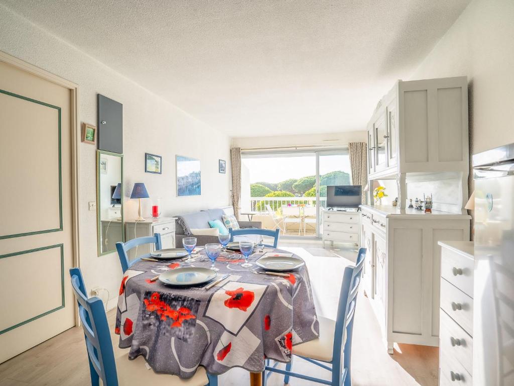 une cuisine et une salle à manger avec une table et des chaises dans l'établissement Studio La Frégate-11 by Interhome, au Grau-du-Roi