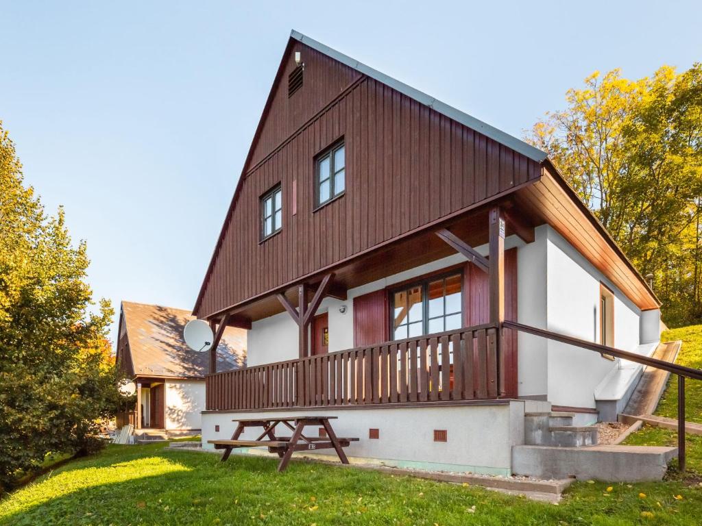 une maison avec un toit en bois et une table de pique-nique dans l'établissement Holiday Home Holiday Hill 33 by Interhome, à Lauterwasser