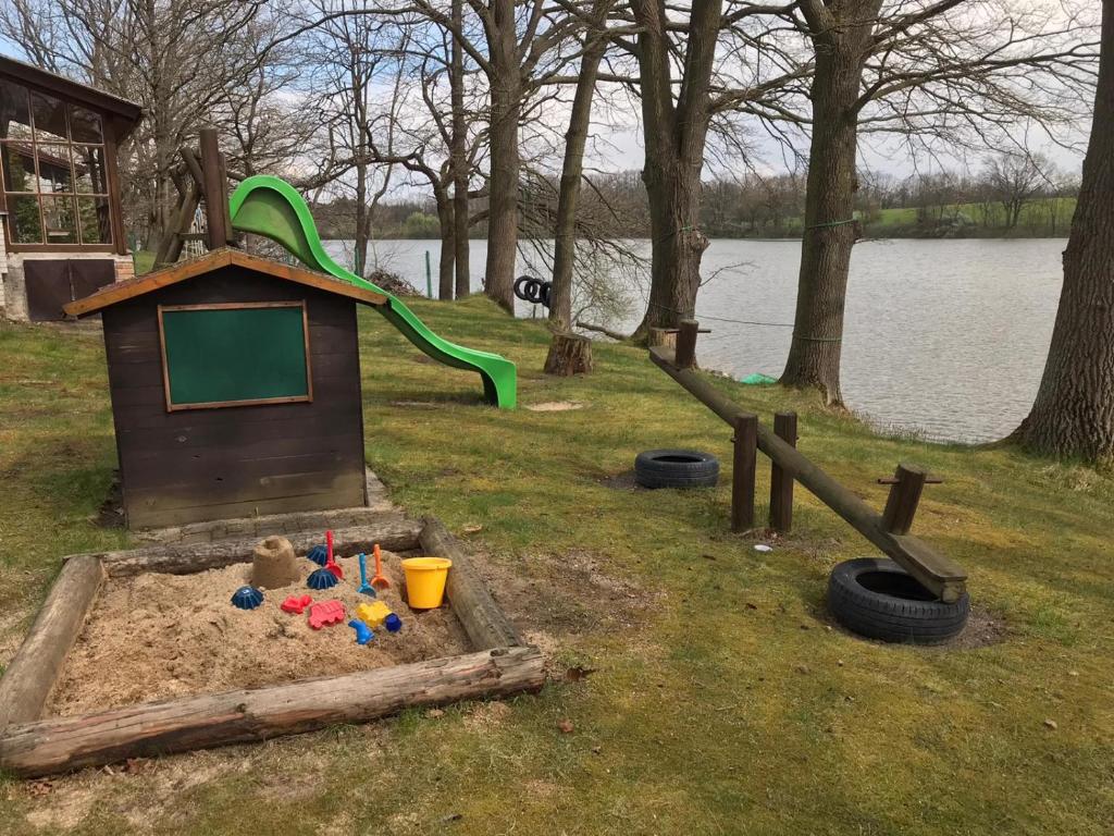 山林小屋附近河川的景觀