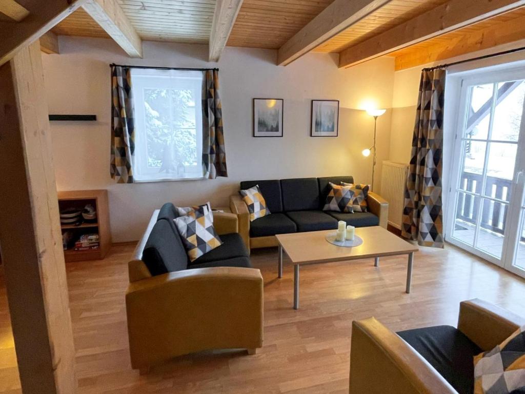 salon z kanapą i stołem w obiekcie Holiday Home Holiday Hill 44 by Interhome w mieście Lauterwasser