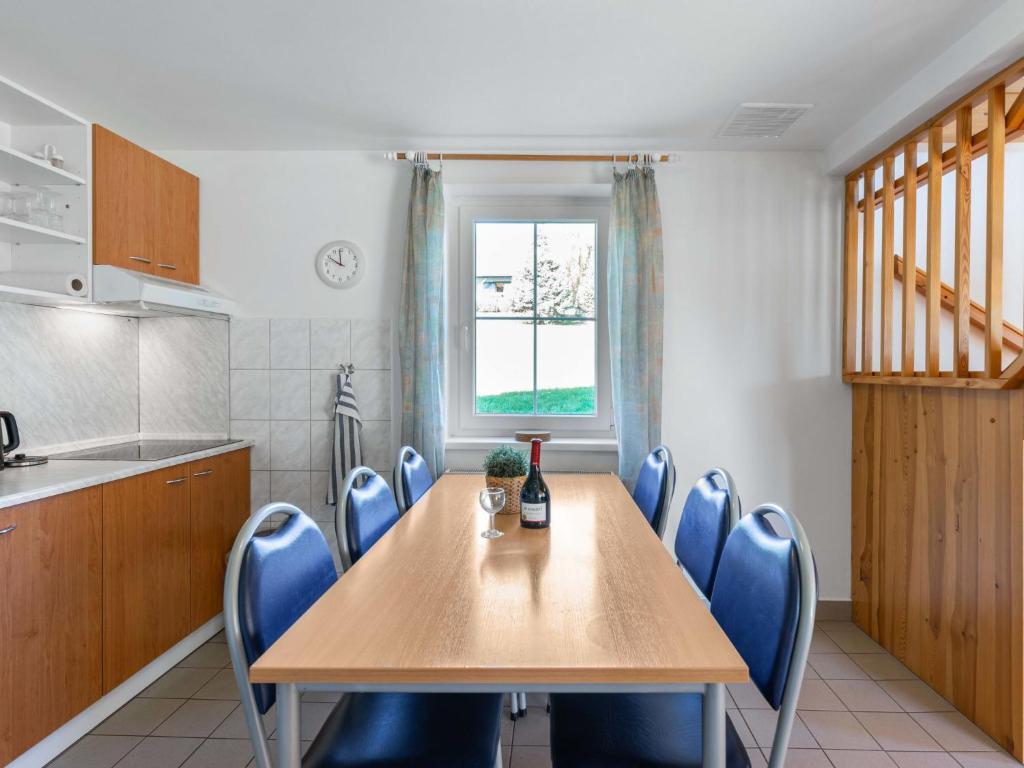Kuchnia lub aneks kuchenny w obiekcie Holiday Home Holiday Hill 44 by Interhome