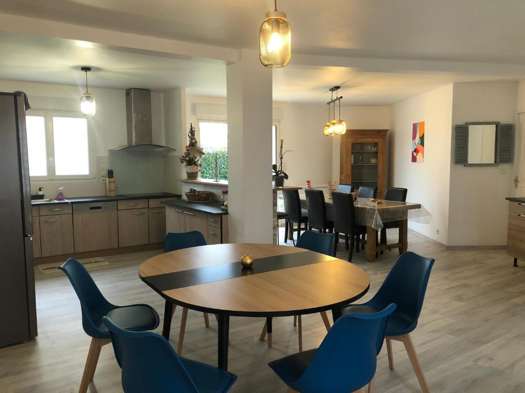 cocina y comedor con mesa y sillas en Gîte des vignes en Précigné