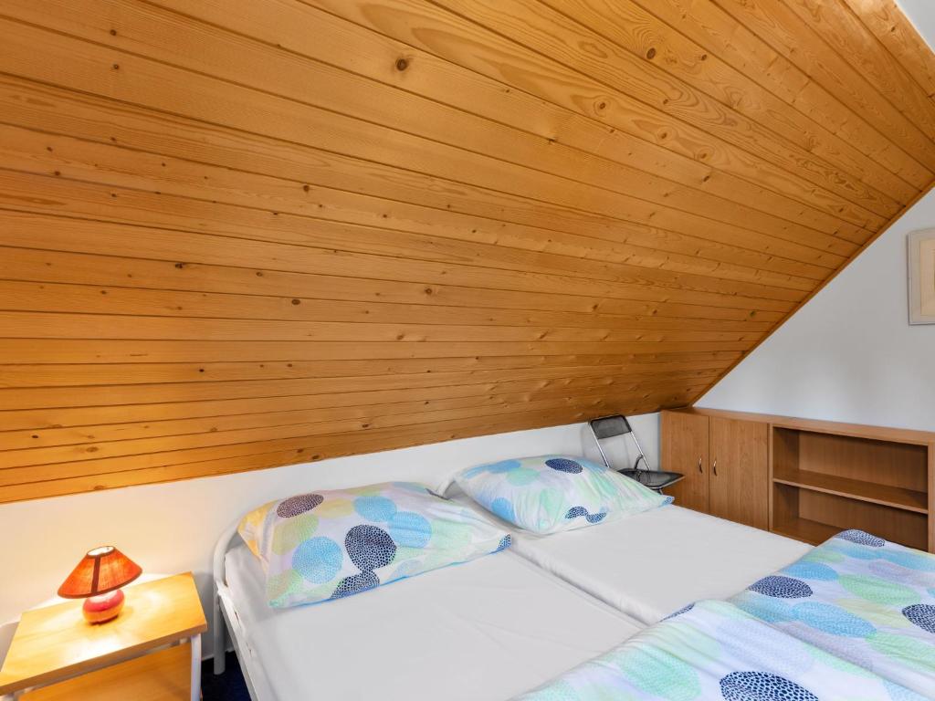 Postel nebo postele na pokoji v ubytování Holiday Home Holiday Hill 51 by Interhome