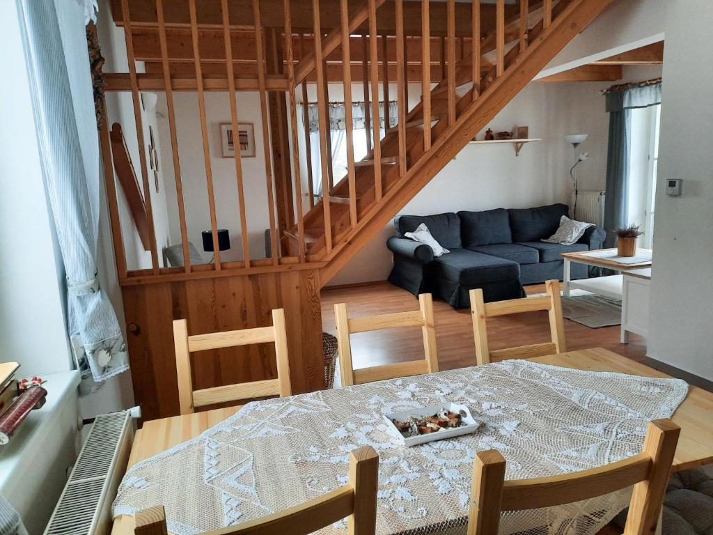salon ze stołem i niebieską kanapą w obiekcie Holiday Home Holiday Hill 47 by Interhome w mieście Lauterwasser
