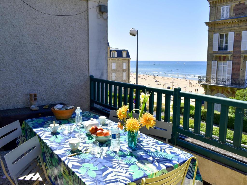 une table sur un balcon avec vue sur la plage dans l'établissement Apartment Les Roches by Interhome, à Trouville-sur-Mer