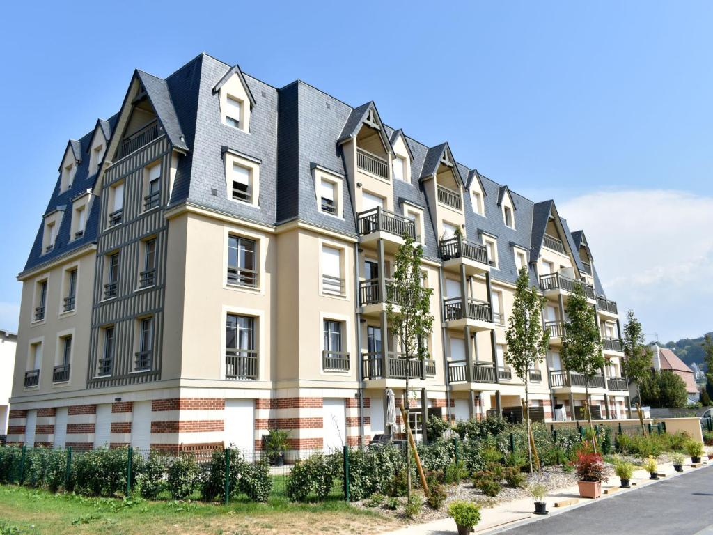 um edifício de apartamentos com um telhado preto em Apartment Les Arts-1 by Interhome em Deauville