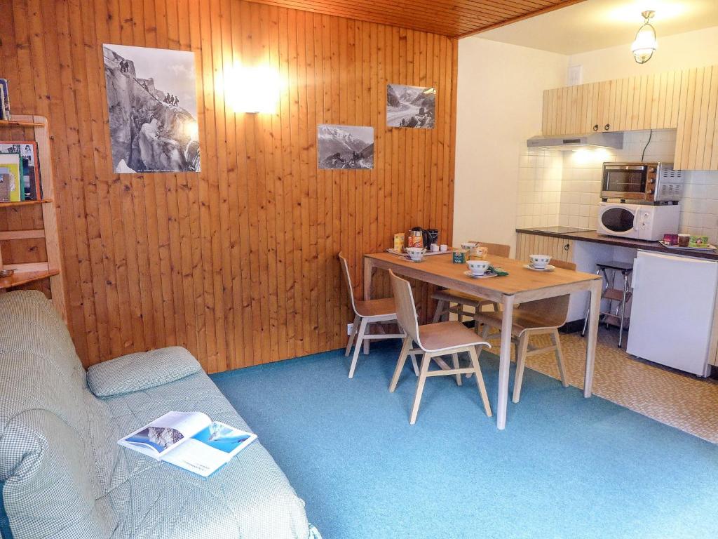 une petite pièce avec une table et une cuisine dans l'établissement Studio L'Aiguille du Midi-9 by Interhome, à Chamonix-Mont-Blanc