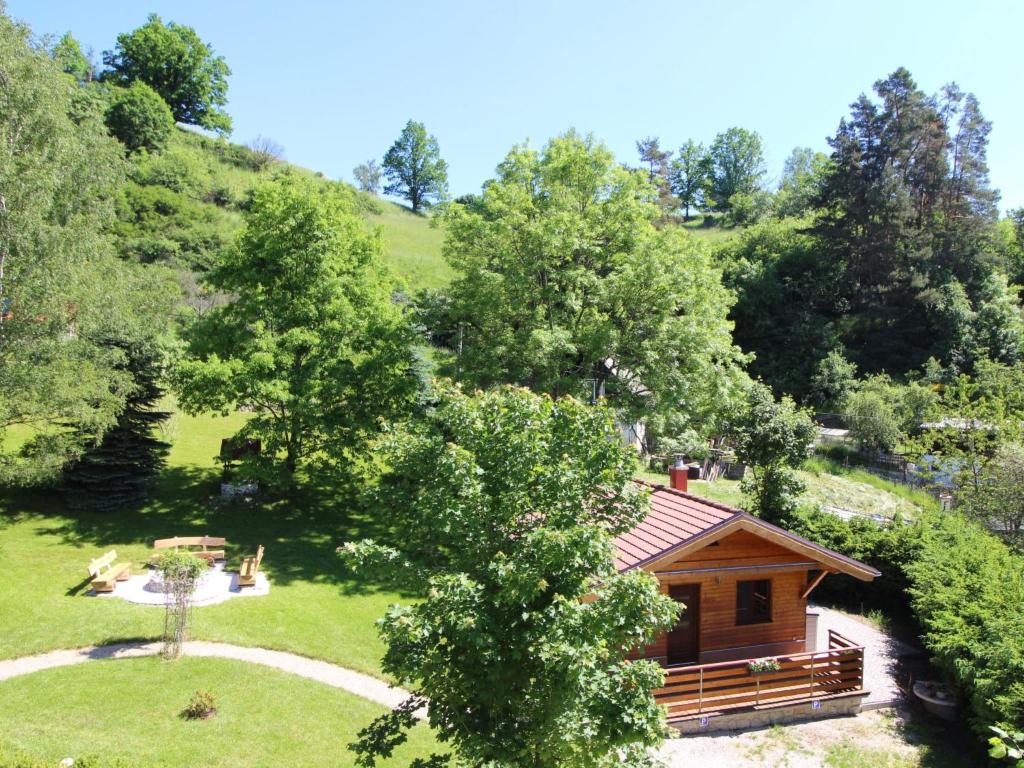 une cabane en rondins au milieu d'un parc dans l'établissement Chalet Bečov nad Teplou 1 by Interhome, à Bečov nad Teplou