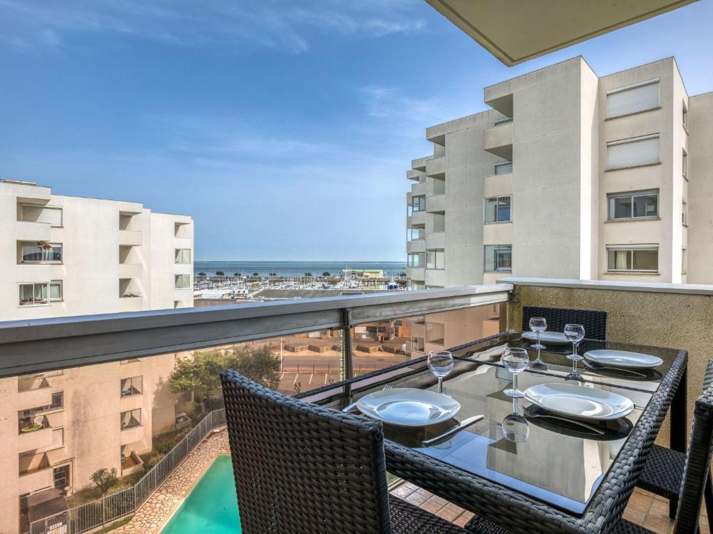 un balcon avec une table et des chaises et une vue sur l'océan dans l'établissement Apartment Port Arcachon-4 by Interhome, à Arcachon