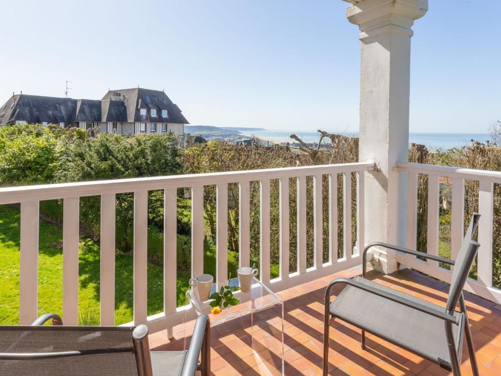 - une terrasse couverte avec 2 chaises et une vue sur l'océan dans l'établissement Apartment Le Parc de La Jacotte-6 by Interhome, à Trouville-sur-Mer