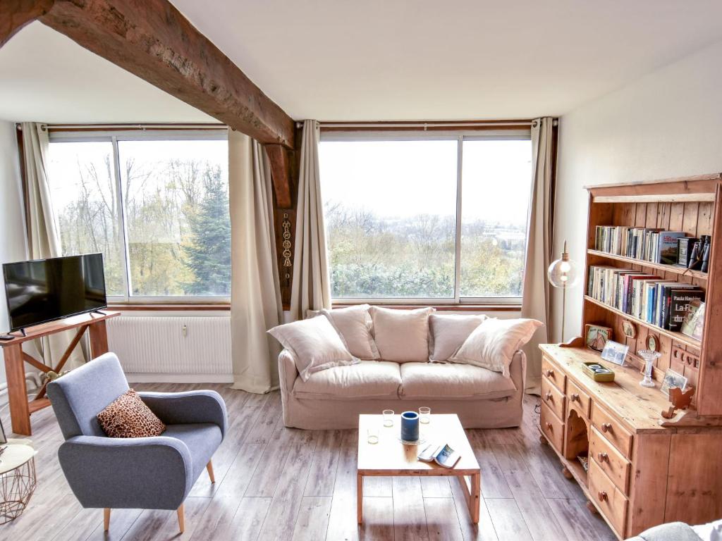 - un salon avec un canapé et une table dans l'établissement Apartment La Pinchonnière-5 by Interhome, à Tourgéville