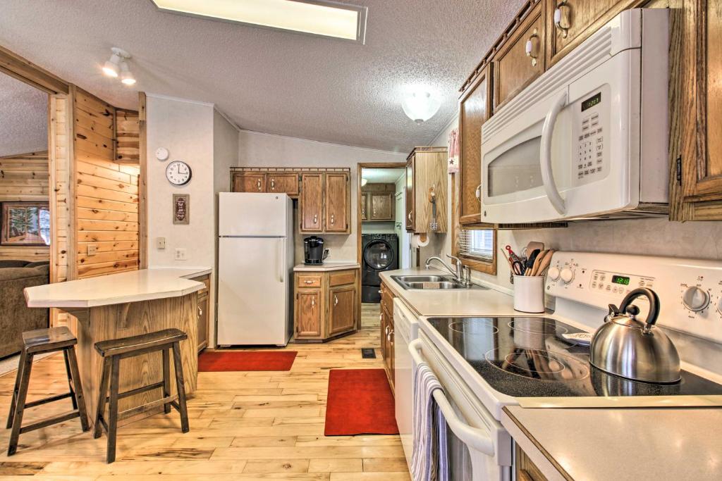 Cozy Crosby Cabin Near Serpent Lake and Main St, Crosby (updated prices