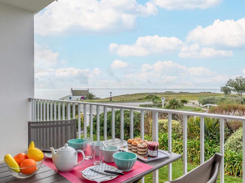 - une table de petit-déjeuner sur le balcon avec vue sur l'océan dans l'établissement Studio Les Trois Iles-8 by Interhome, à Quiberon