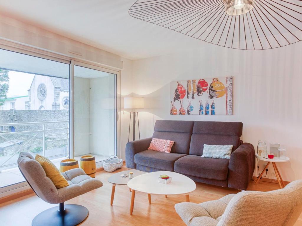 ein Wohnzimmer mit Sofa und Tisch in der Unterkunft Apartment Résidence Sainte Anne by Interhome in Quiberon