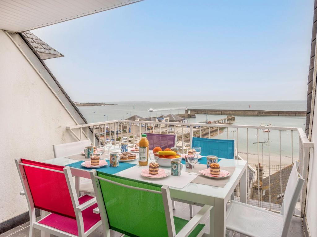 einen Tisch mit Tellern aus Essen auf einem Balkon in der Unterkunft Apartment Résidence Kerentrech-4 by Interhome in Quiberon