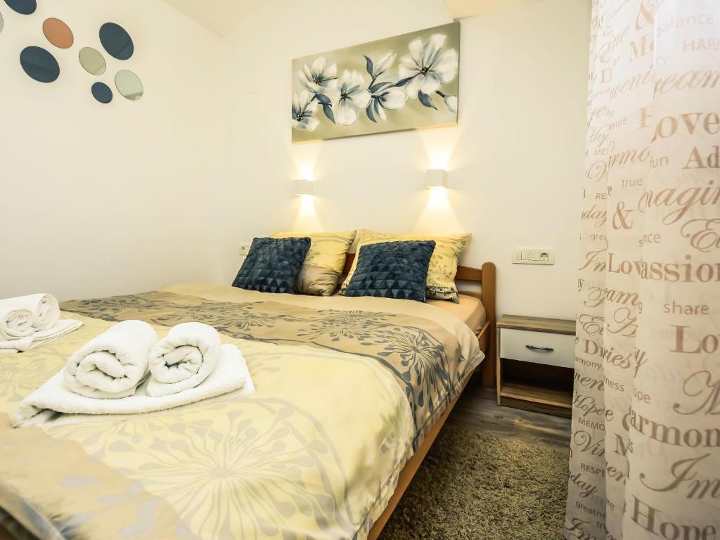 Postel nebo postele na pokoji v ubytování Apartment Matanovi Dvori-2 by Interhome