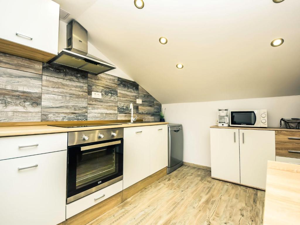 Kuchyň nebo kuchyňský kout v ubytování Apartment Matanovi Dvori-2 by Interhome