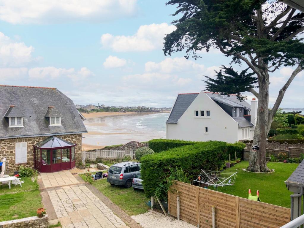 une vue d'une maison et d'une plage depuis un balcon dans l'établissement Apartment Plein Soleil by Interhome, à Saint-Malo