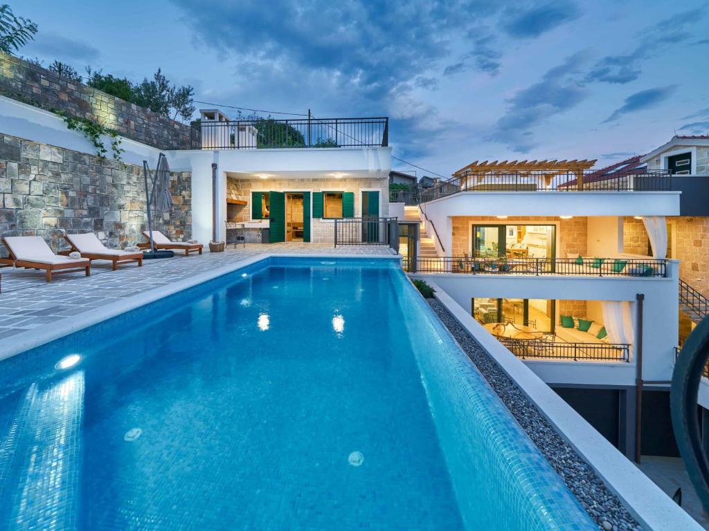 uma villa com uma piscina e uma casa em Villa Mladenka by Interhome em Jesenice