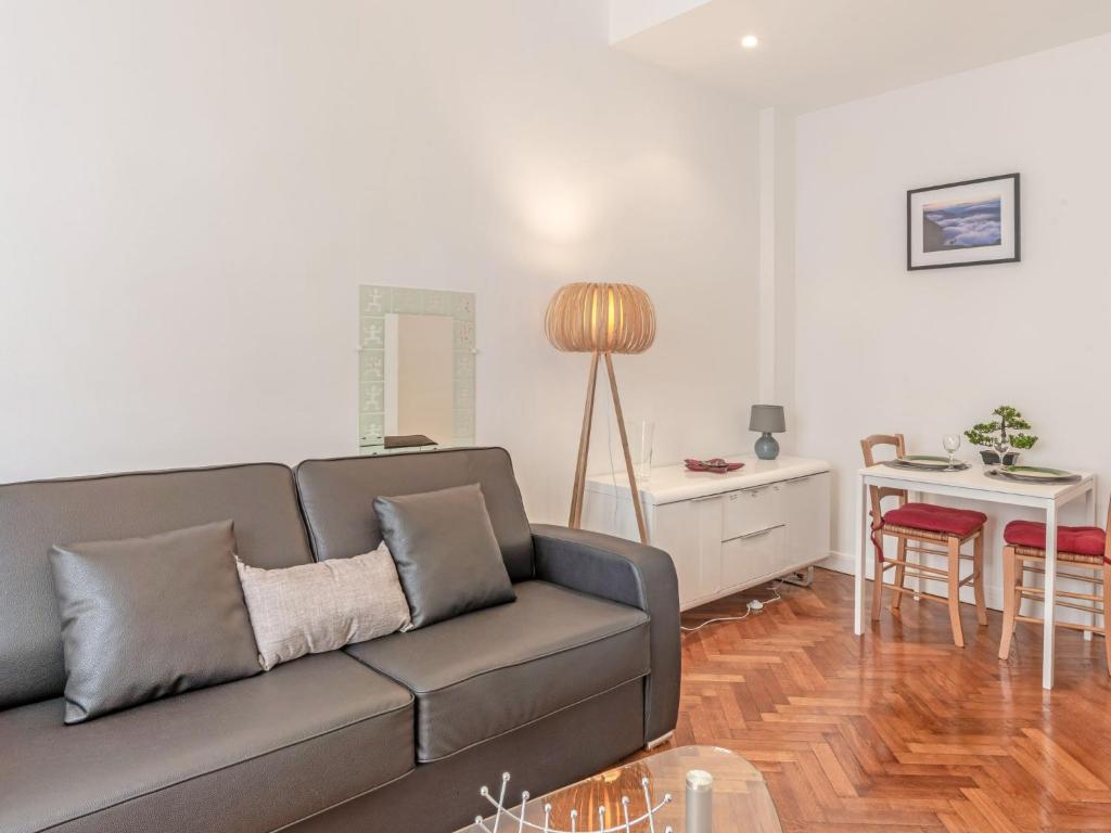 un salon avec un canapé et une table dans l'établissement Studio L'Escurial by Interhome, à Nice