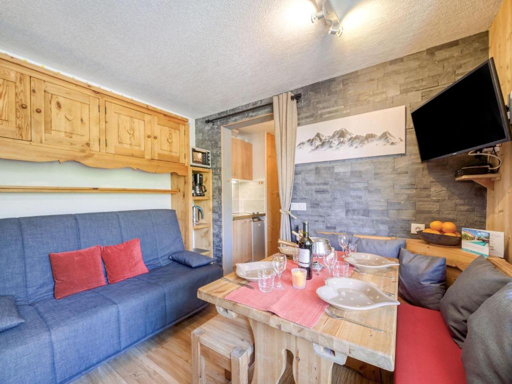 un salon avec un canapé bleu et une table dans l'établissement Studio Les Grandes Platières - Val Claret-27 by Interhome, à Tignes