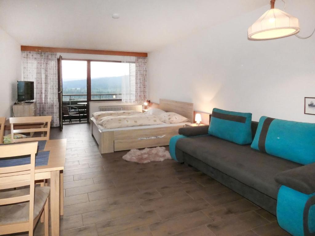 sala de estar con sofá y cama en Apartment Hochstein by Interhome, en Haidmühle