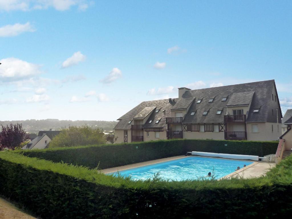 ein großes Haus mit Pool davor in der Unterkunft Apartment Le Vert Coteau-3 by Interhome in Touques