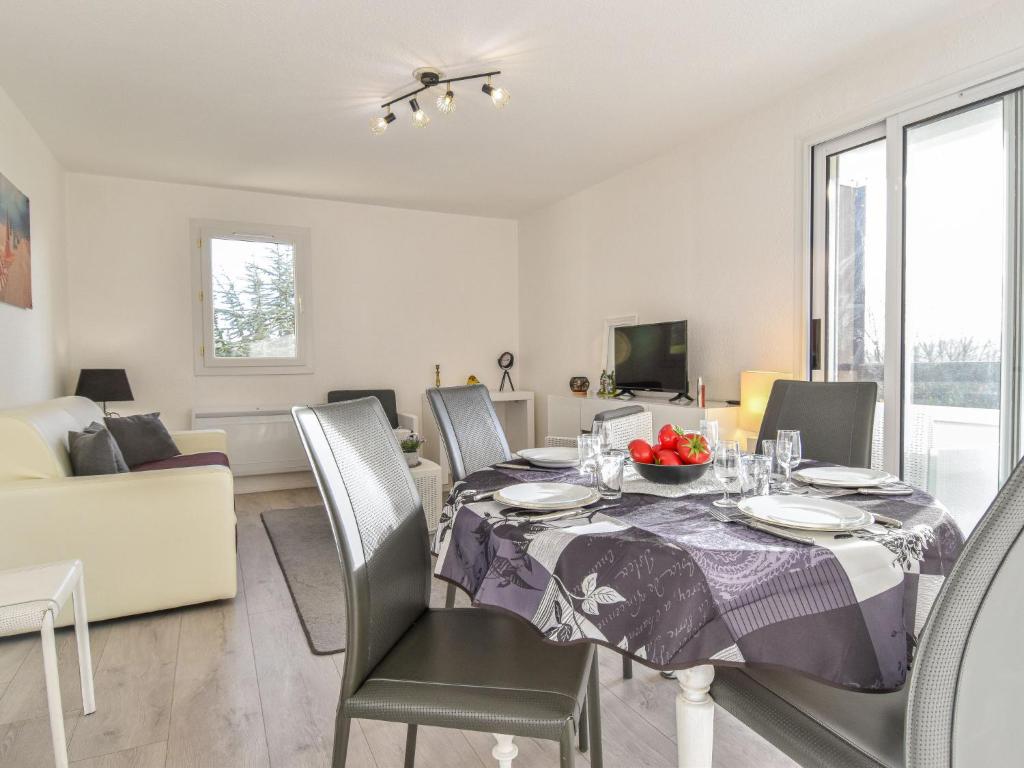 TV a/nebo společenská místnost v ubytování Apartment Le Vert Coteau-3 by Interhome