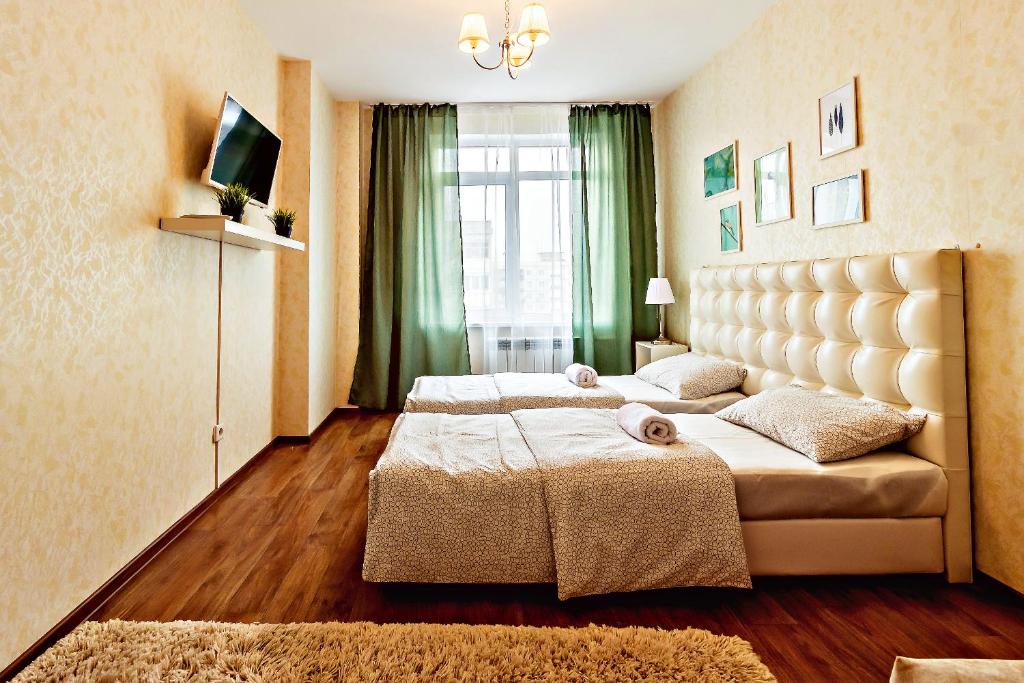 Кровать или кровати в номере KvartalApartments on Konotopskaya 4