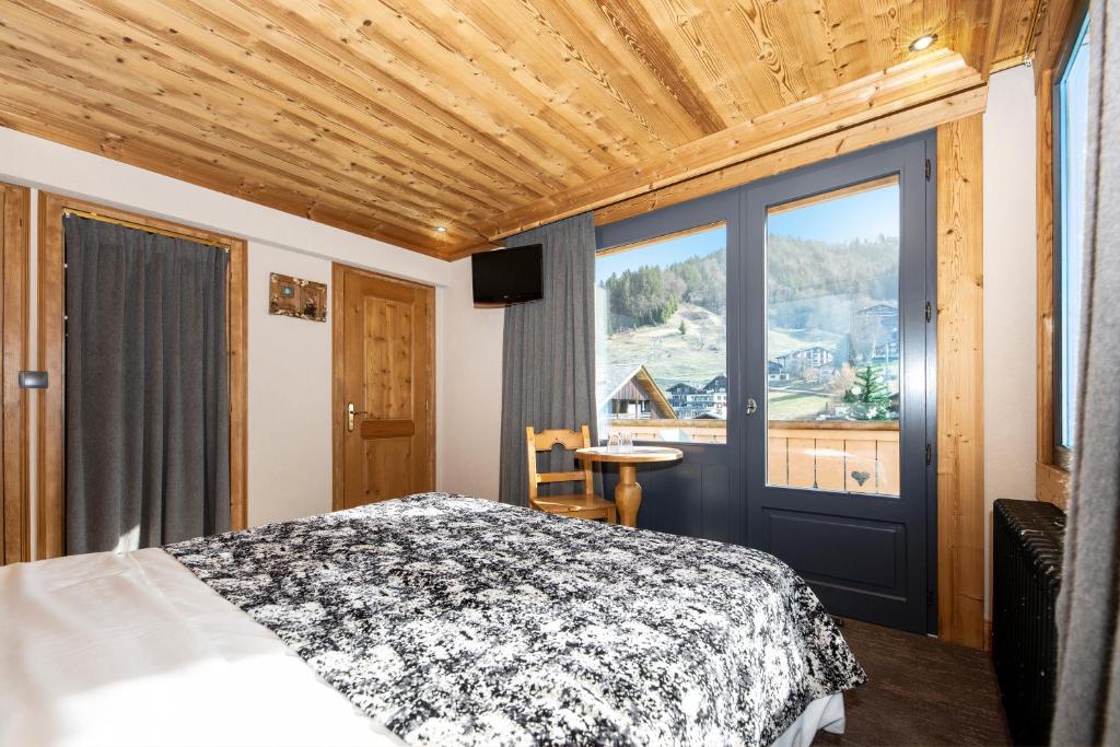 Postel nebo postele na pokoji v ubytování Hôtel-Chalet Les Ecureuils Restaurant, Piscine, Jardin Garage