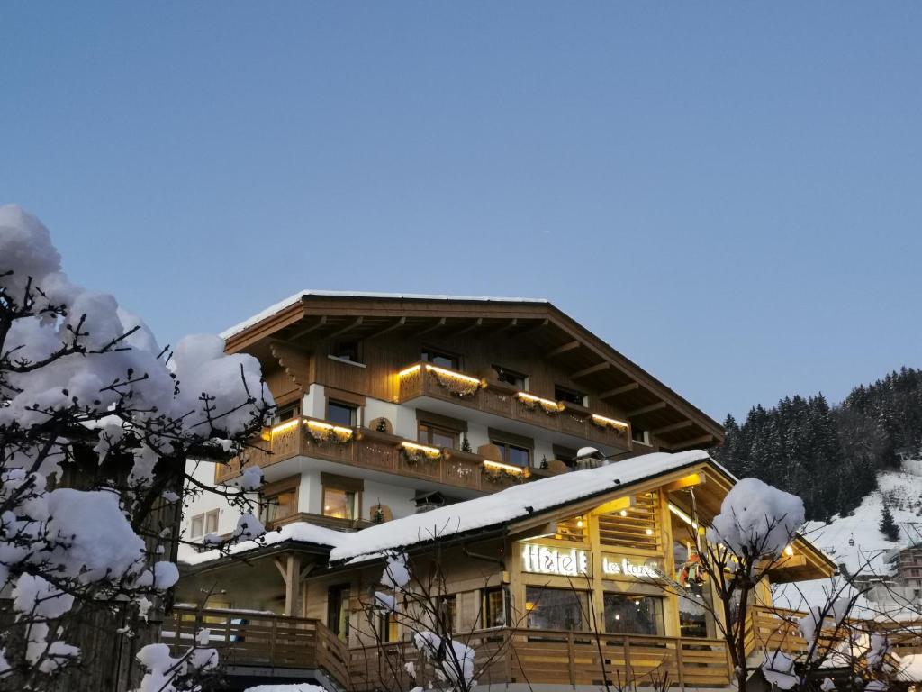 Nespecifikovaný výhled na hory nebo výhled na hory při pohledu z hotelu