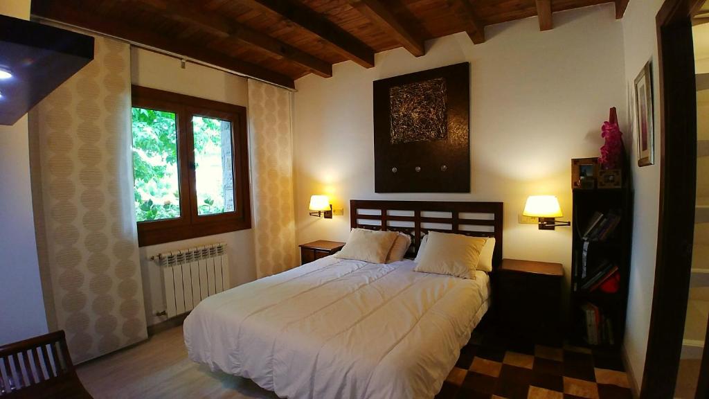 A bed or beds in a room at La Calma de Llanes