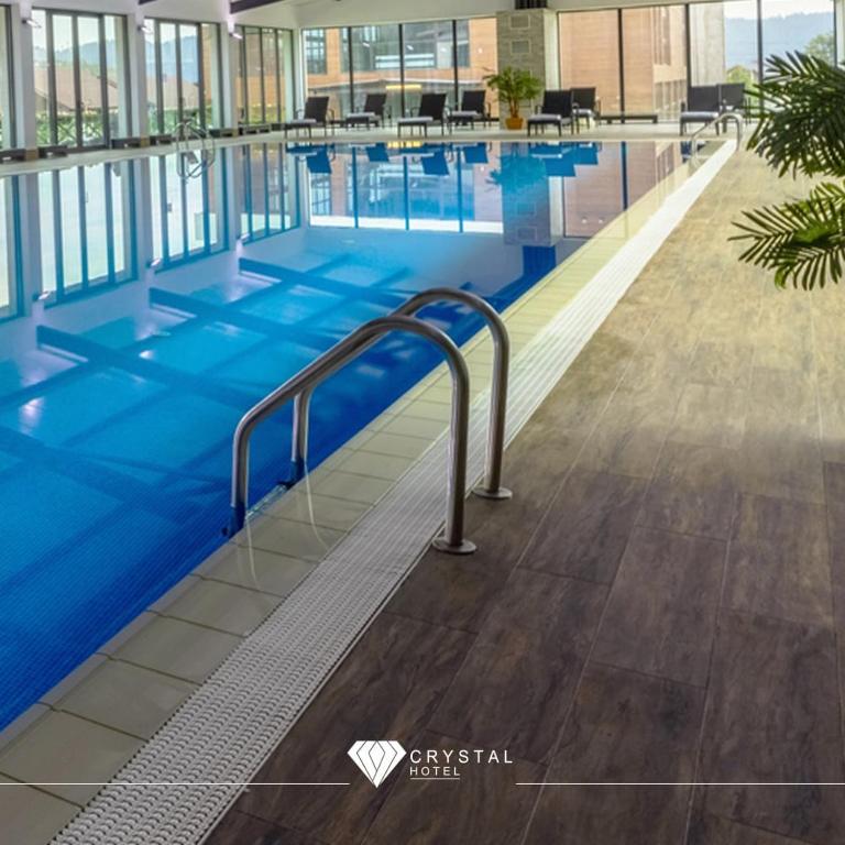 Bazén v ubytování Crystal Resort B304 LUX nebo v jeho okolí