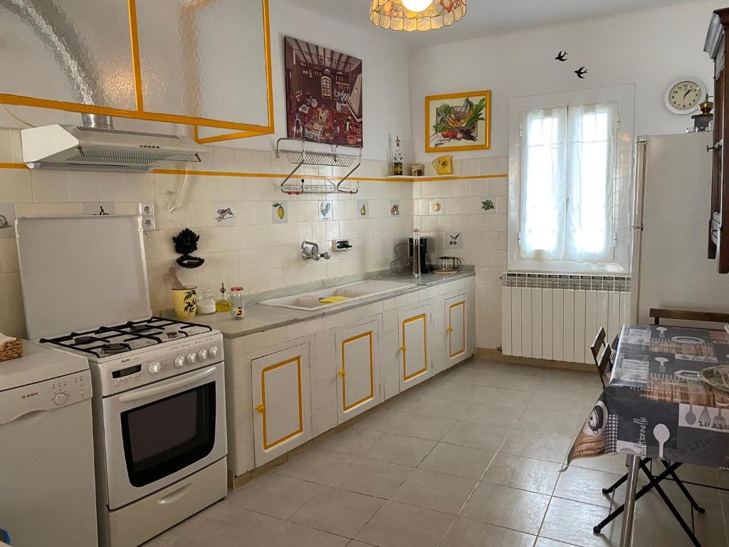 a kitchen with a stove and a sink at Chez Hélène 3 étoiles, labellisé disabled PMR,pour 4 personnes chiens bienvenus-pet friendly in Bourg-Madame